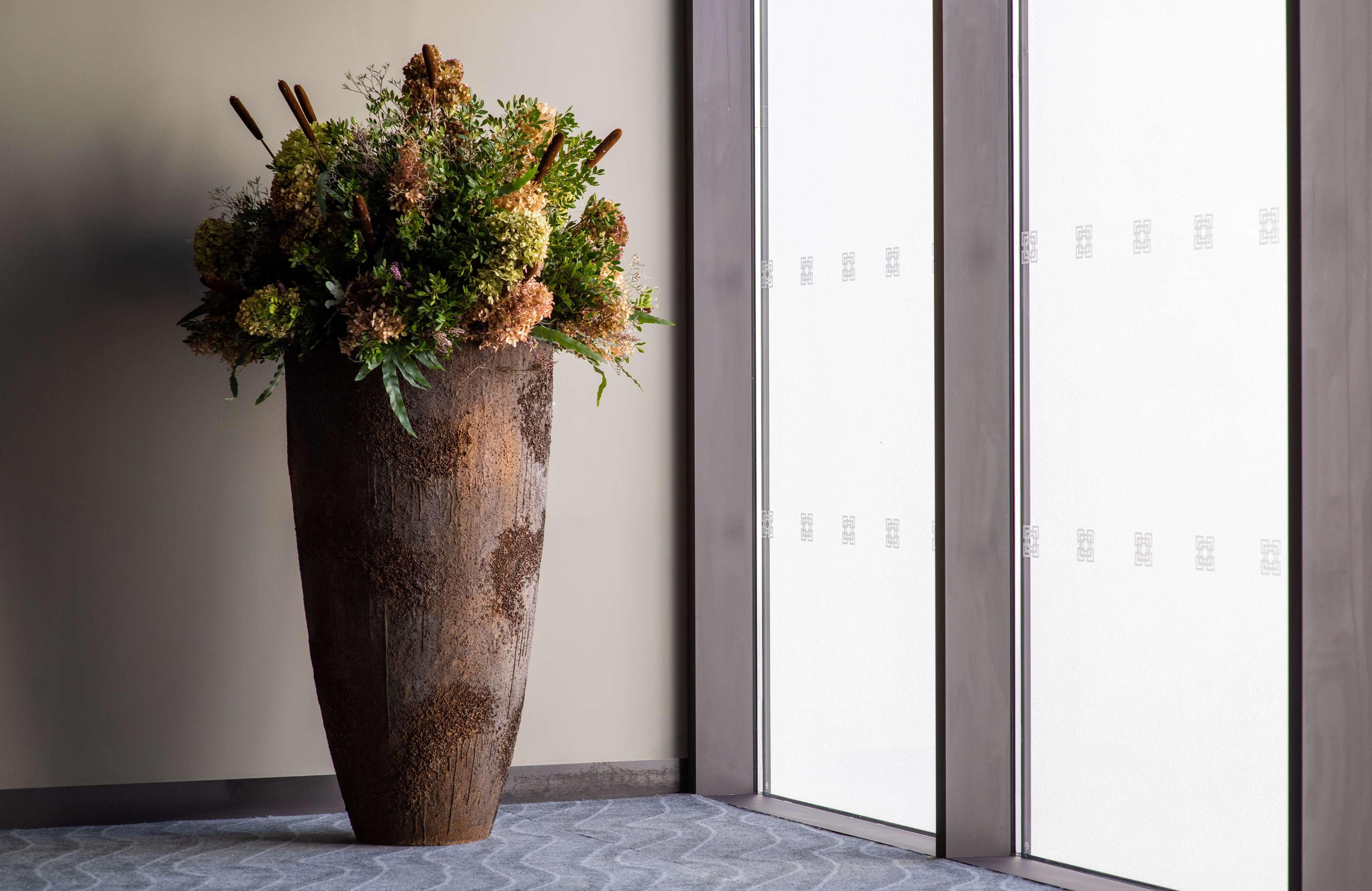 Hilton Porto Gaia Hotell Vila Nova de Gaia Eksteriør bilde A vase of flowers