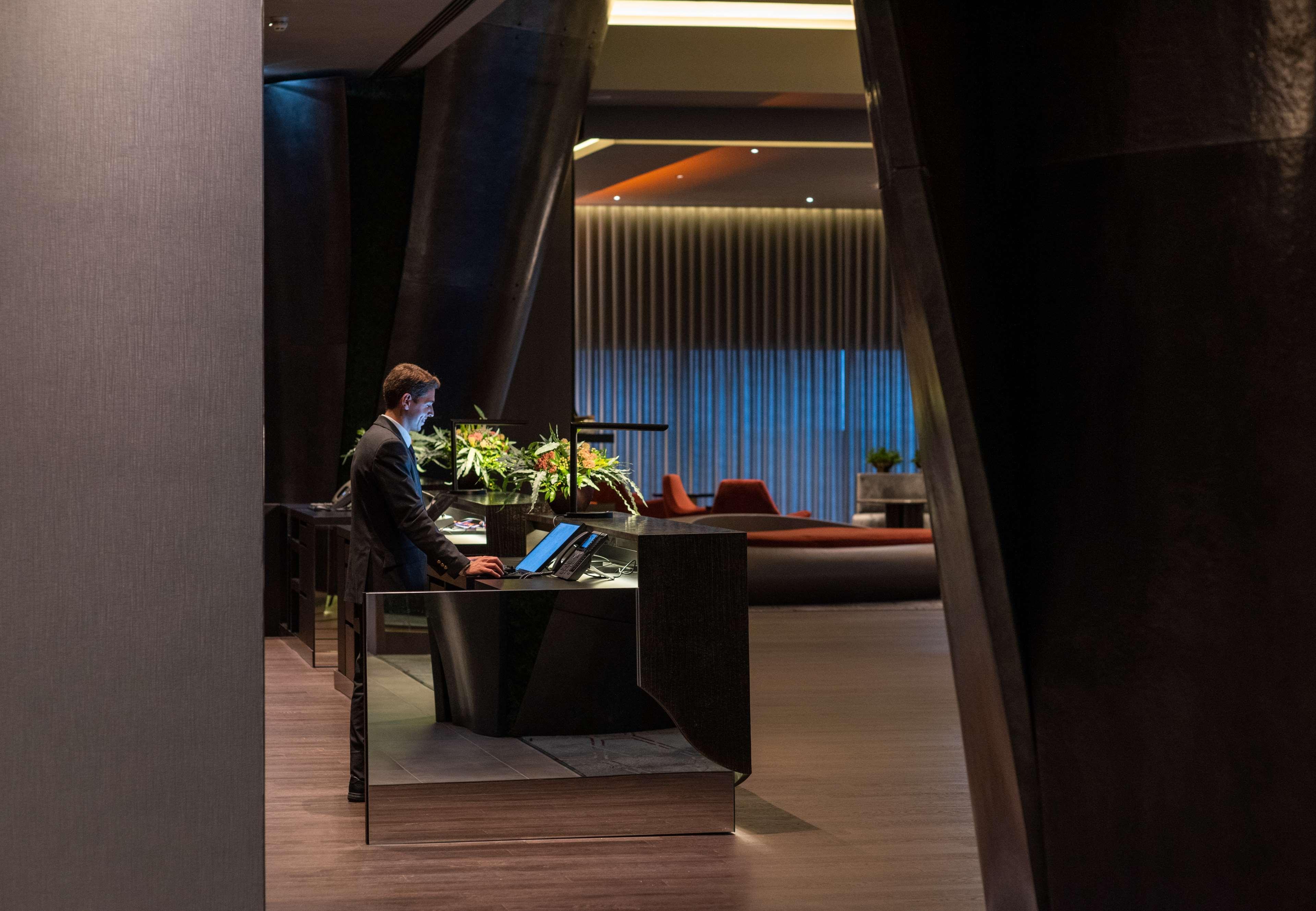 Hilton Porto Gaia Hotell Vila Nova de Gaia Eksteriør bilde The reception desk at the hotel