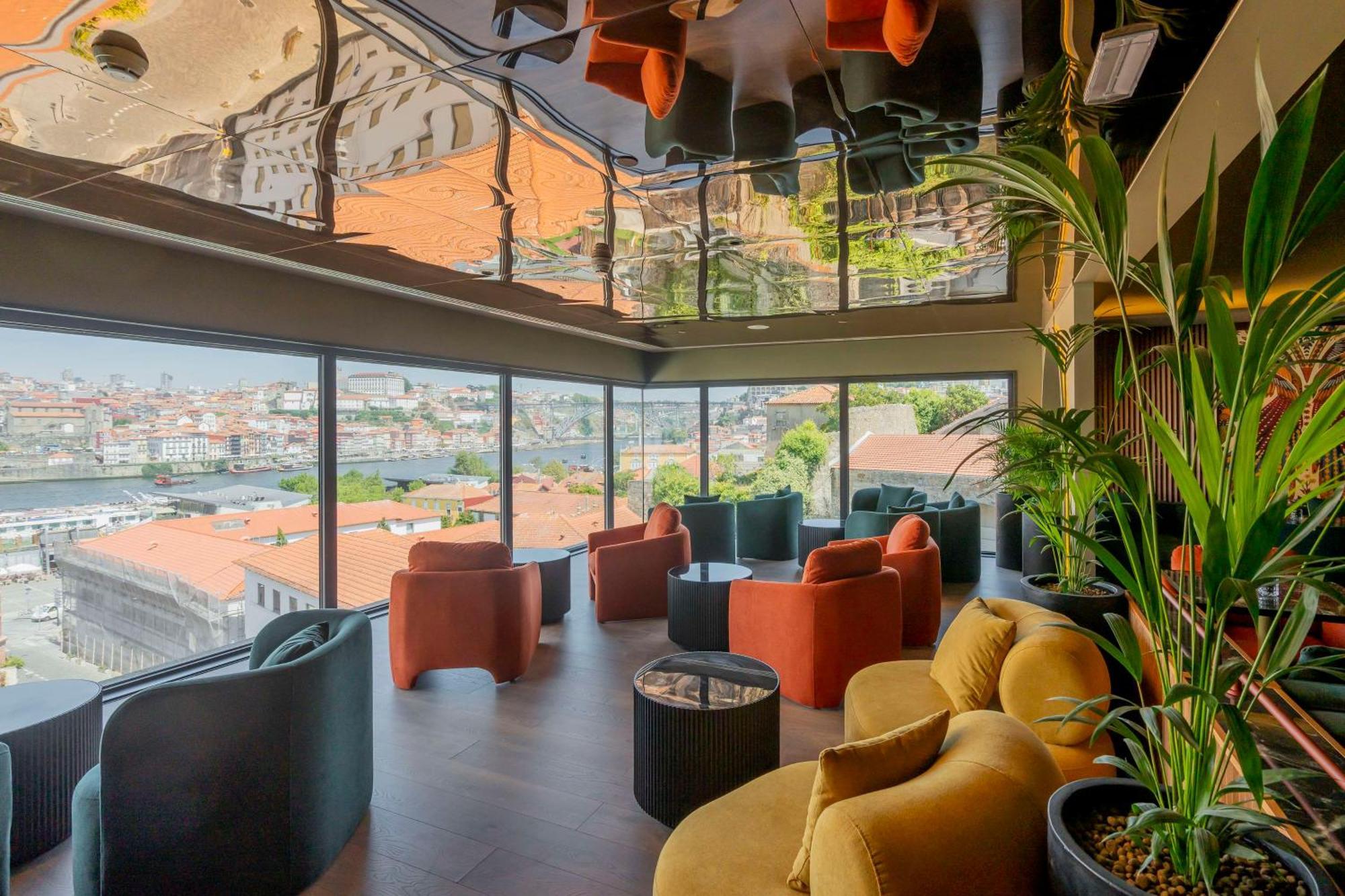 Hilton Porto Gaia Hotell Vila Nova de Gaia Eksteriør bilde The lounge at the airport